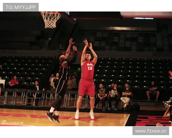 姚明的家里居然有专门的篮球场，邻居都羡慕疯了